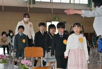 県内小学校で入学式