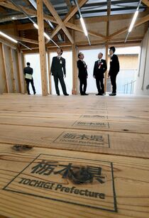 県産材使用　選手村ビレッジプラザ公開