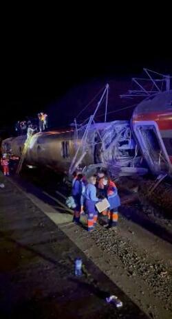 スペイン高速列車脱線、７人死亡