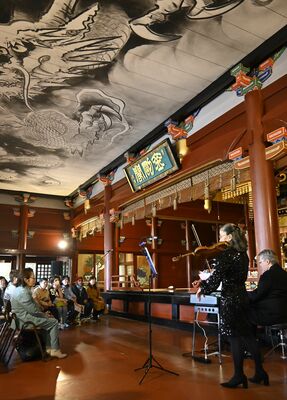 中禅寺立木観音の五大堂で開かれた立木観音音楽祭