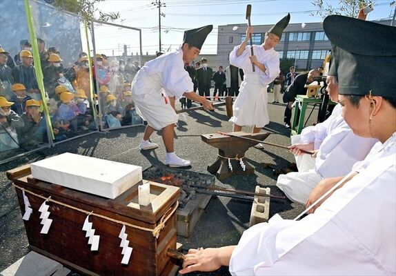 鉄工業界の繁栄などを願って行われた「ふいご祭り」＝８日午前10時45分、足利市福富新町（超広角レンズ使用）