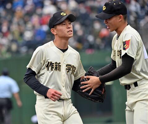 ７回、逆転を許し厳しい表情でベンチに戻る作新の市川＝埼玉県営大宮公園野球場