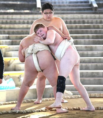 稽古に励む米国代表のステインさん（右）＝５日午後、県総合運動公園相撲場