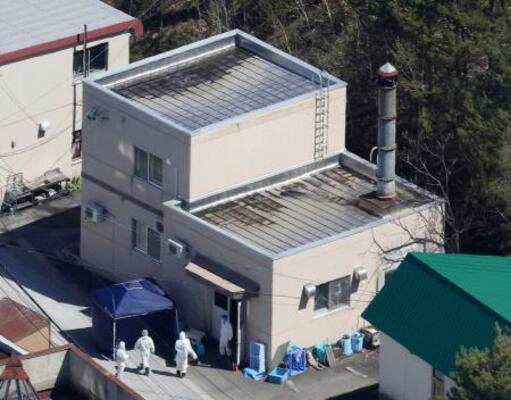 　旭山動物園の現場検証で、焼却炉がある建物に入る捜査員ら＝２５日午前１０時２４分、北海道旭川市（共同通信社ヘリから）