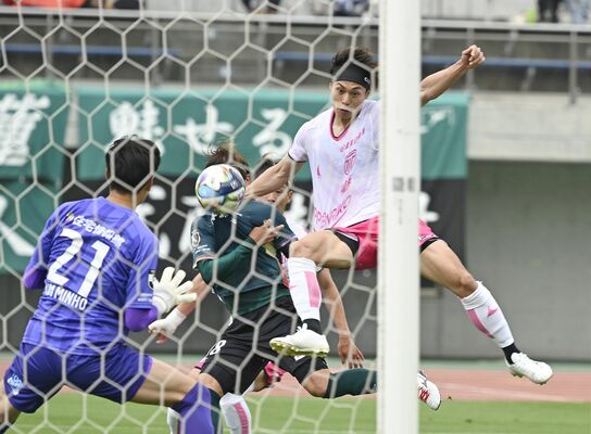 前半41分、栃木シティのＦＷ森（右）がフリーキックに合わせてゴールを狙う＝相模原ギオンスタジアム、森田大地撮影