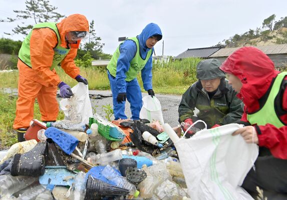沿岸部で漂着物の片付けに当たる本県ボランティア＝30日午前９時、石川県珠洲市真浦町ル