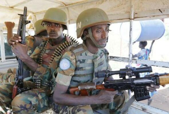 2016年11月、避難民キャンプの周囲を警戒するUNMISS部隊=南スーダン・ジュバ(共同)