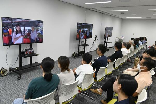 台湾・斗六市の様子を伝えるライブ配信に見入る参加者