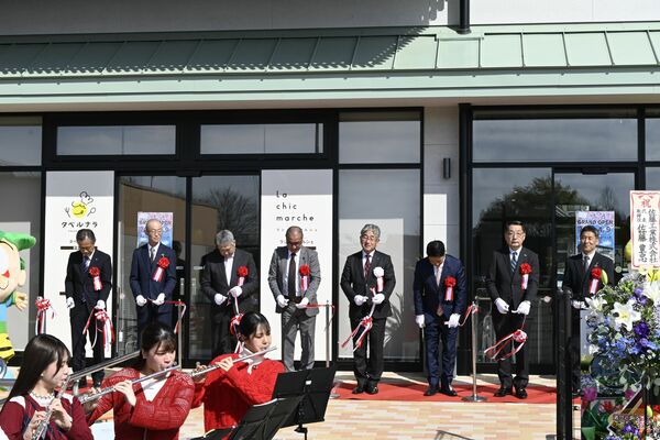 テープカットする関係者