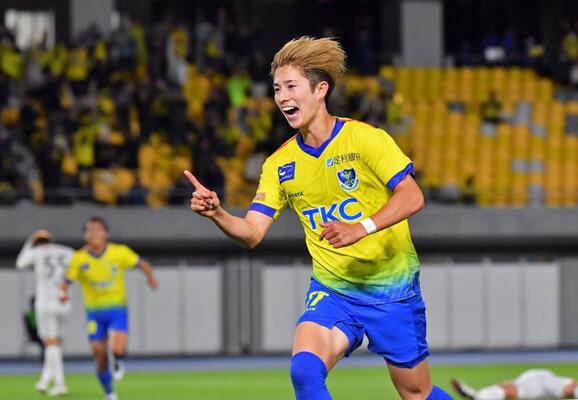 後半追加タイム、栃木ＳＣのＭＦ藤原がゴールを決め喜ぶ＝カンセキスタジアムとちぎ、橋本裕太撮影