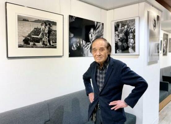 　写真展会場の桑原史成さん＝２日、東京都千代田区の丸の内フォトギャラリー