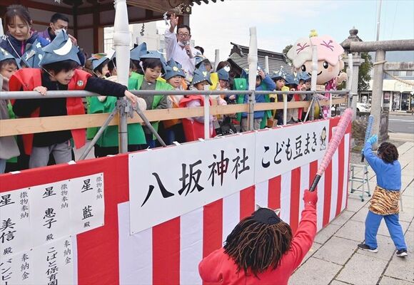 赤鬼、青鬼に豆をまく園児たち