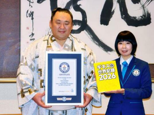 ギネス世界記録の公式認定証を贈呈された玉鷲=26日、両国国技館