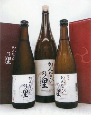 ラベルに新たな意匠が入った「かんなびの里」の純米吟醸（左）と純米酒