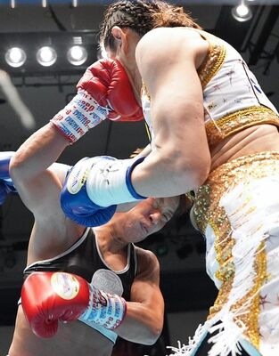 王座決定戦で右フックを決める箕輪（左）＝東京都の後楽園ホール