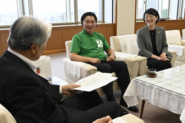 福田知事（左）と本県の魅力について話す阿嶋さん（中央）と蔵田さん＝30日午後、県庁