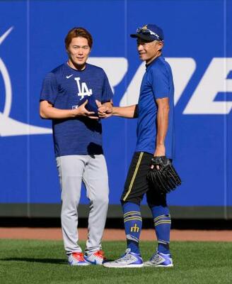 　試合前にイチローさん（右）と言葉を交わすドジャース・山本＝シアトル（共同）