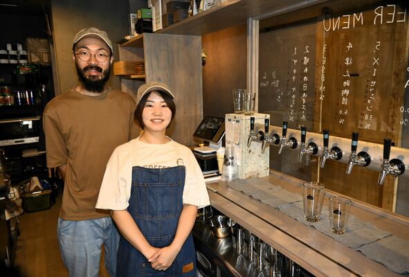 「ＴＨＥ　ＫＩＣＨＩ」をオープンした細田さん夫妻＝日光市
