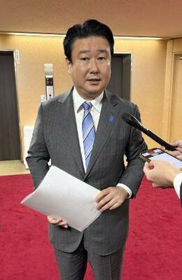 離党届を提出するため自民党本部を訪れ、取材に応じる和田政宗元参院議員＝１１月、東京・永田町