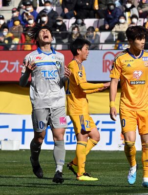 前半33分、決定機を逃して天を仰ぐ栃木ＳＣのＦＷ森（左）＝宮城県のユアテックスタジアム仙台
