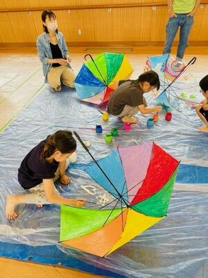 傘に絵を描く子どもたち