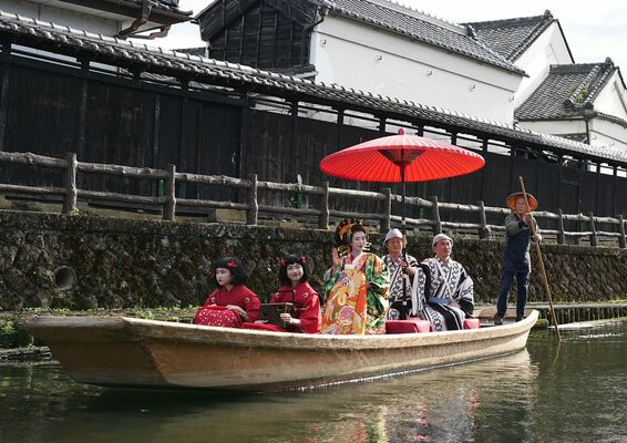 遊覧船に乗る花魁などの出演者たち