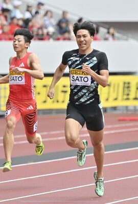 男子４００メートルで２位となったミズノの佐藤風（右）＝18日、国立競技場、広瀬華撮影