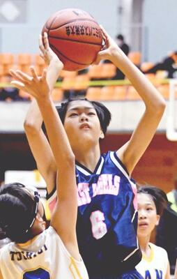 女子２次リーグＣブロック　ウエストエンジェルス－佐野クラブ戦　第３クオーター、ウエストエンジェルス・北條がシュートを決める＝ＴＫＣいちごアリーナ