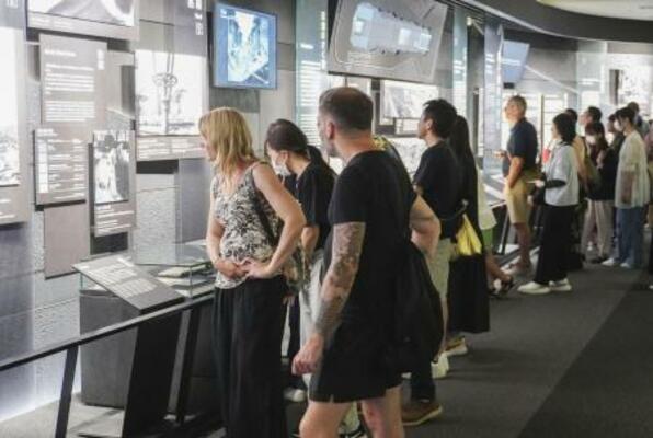 　広島市中区の原爆資料館の展示を見る入館者＝２０２５年８月
