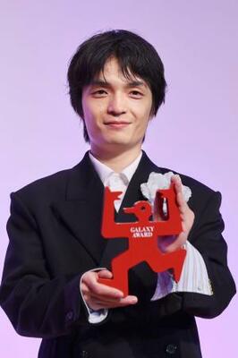 第63回ギャラクシー賞のテレビ部門で個人賞を受賞した岡山天音さん=1日午後、東京都内