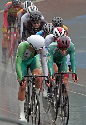 自転車成年男子ポイントレース（30キロ）決勝　力走する栃木県の貝原（前列右）＝宇都宮市の宇都宮競輪場