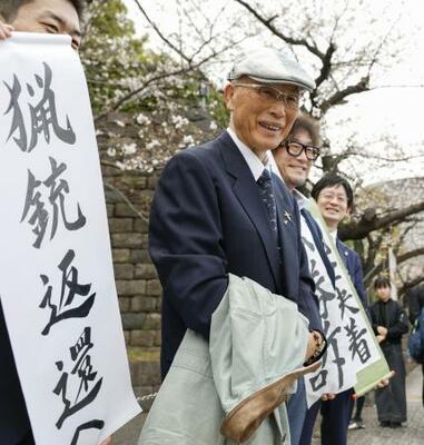 　猟銃所持許可取り消しを巡る訴訟の最高裁判決で勝訴し、取材に応じる北海道猟友会砂川支部長の池上治男さん＝３月２７日、東京都千代田区