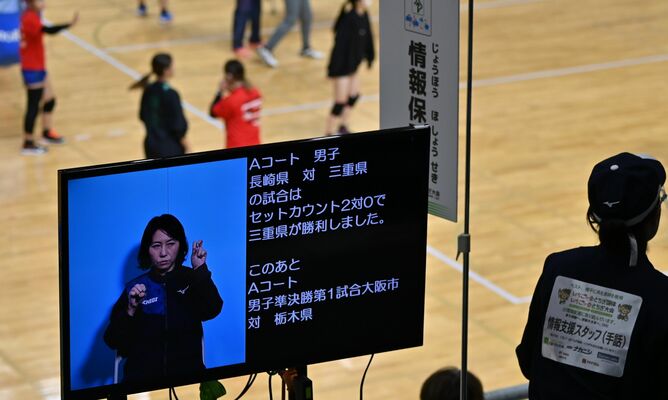 バレーボール（聴覚）会場ではアナウンスのたびモニターに手話通訳するスタッフと字幕が映し出された＝10月29日、宇都宮市清原体育館