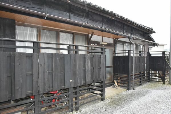 県庁堀の中に残る旧県職員官舎
