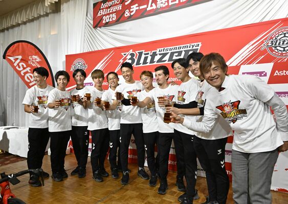グラスを掲げ、シーズンの終了とＪＰＴチーム総合優勝を祝うブリッツェンの選手たち＝宇都宮市内