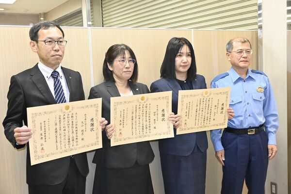感謝状を受け取った行員３人と生井署長