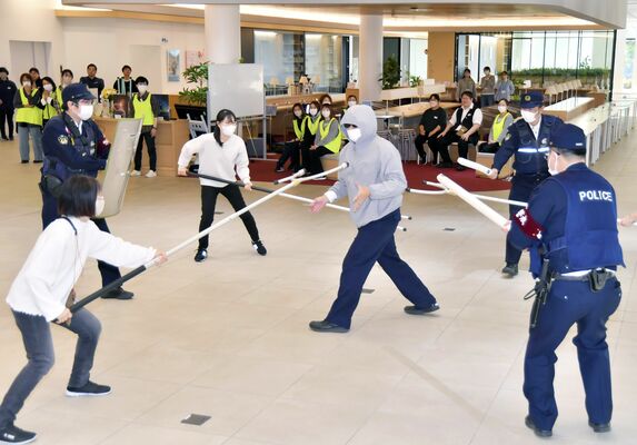 刺股を持って訓練に臨む職員ら