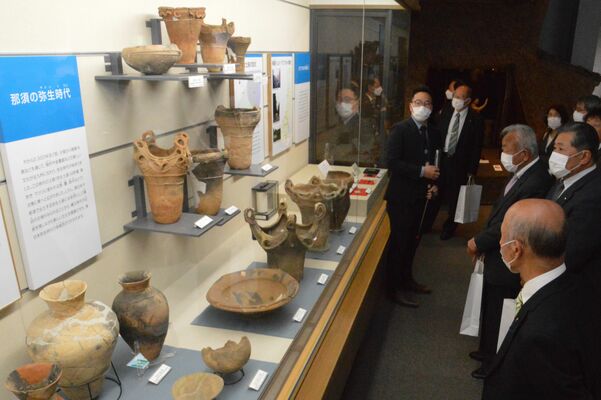 町なす風土記の丘資料館を見学する出席者