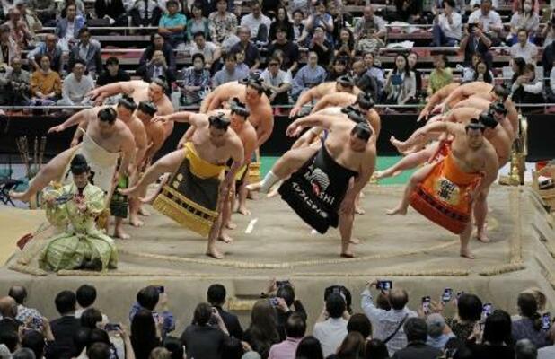 　日本相撲協会の財団法人設立１００周年を記念した「百周年場所　古式大相撲と現代大相撲」で「御前掛かり土俵入り」をする幕内力士たち＝２０２５年１０月７日、東京・両国国技館
