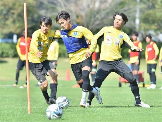 東京Ｖ戦に向けた練習で競り合う栃木ＳＣのＤＦ平松（中央）ら＝河内総合運動公園陸上競技場