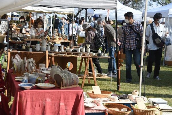 様々な作品のテントが並ぶ陶器市