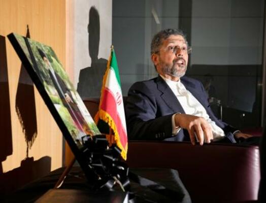 インタビューに答えるイランのサイード・ハティブザデ外務次官=1日午後、東京都港区のイラン大使館