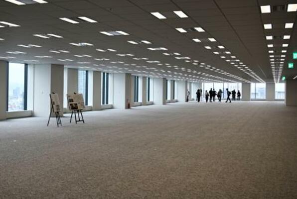 高層複合ビル「淀屋橋ゲートタワー」の高層階にあるオフィスフロア=7日午後、大阪・淀屋橋