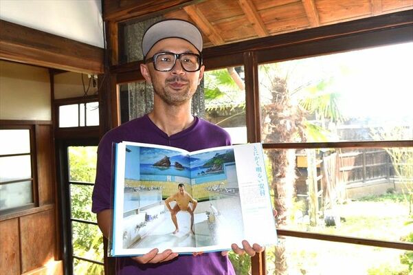 写真集「笑いの山脈」を基に地元で初めて写真展を開く正田さん