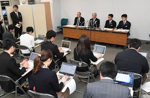 新型コロナウイルスの感染者が県内で発生し開かれた記者会見＝22日午後９時50分、県庁