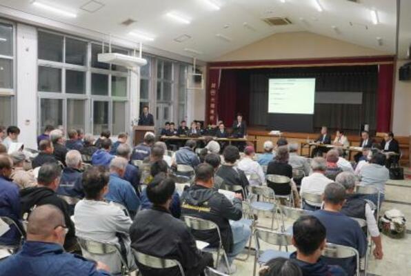 　陸上自衛隊の「対空電子戦部隊」配備に向け、防衛省が開催した住民説明会＝４日午後、沖縄県与那国町