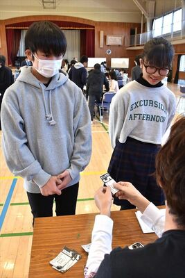 融資を受ける子どもたち