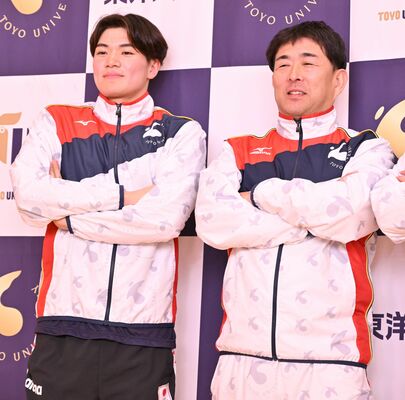 初出場の五輪でメダル獲得を狙う松下（左）。右は平井コーチ＝５月、東洋大