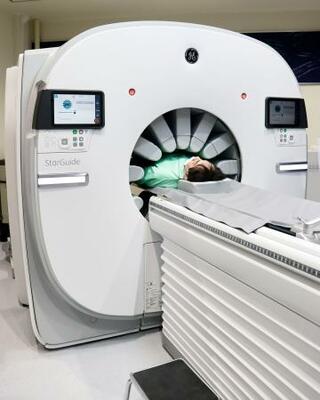 体内への薬の分布状況を360度測定できるSPECT装置=3日午前、福井県永平寺町の福井大病院