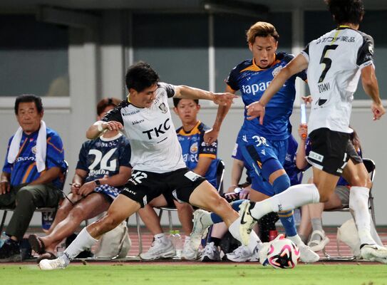 後半追加タイム、栃木ＳＣのＦＷ南野（左）が競り合う＝トランスコスモススタジアム長崎